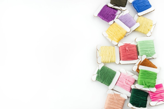 Kolorowe nici rozłożone na stole