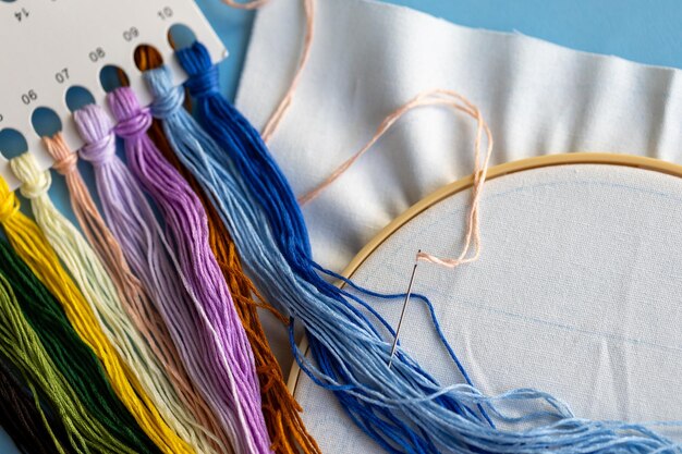 Kolorowe hafty na lnianej tkaninie